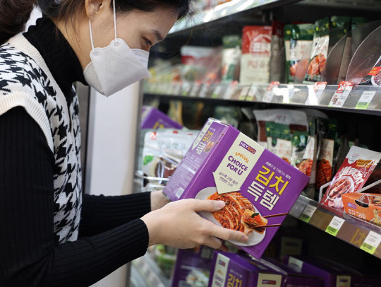 CU에서 PB김치를 구매하는 소비자. <BGF리테일 제공>